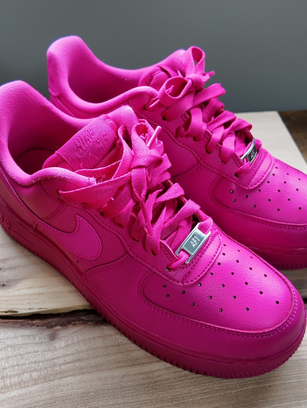 Women’s Nike Air Force 1 '07 "Fireberry" (Style DD8959-600)/ Size 7 - Picture 3 of 10